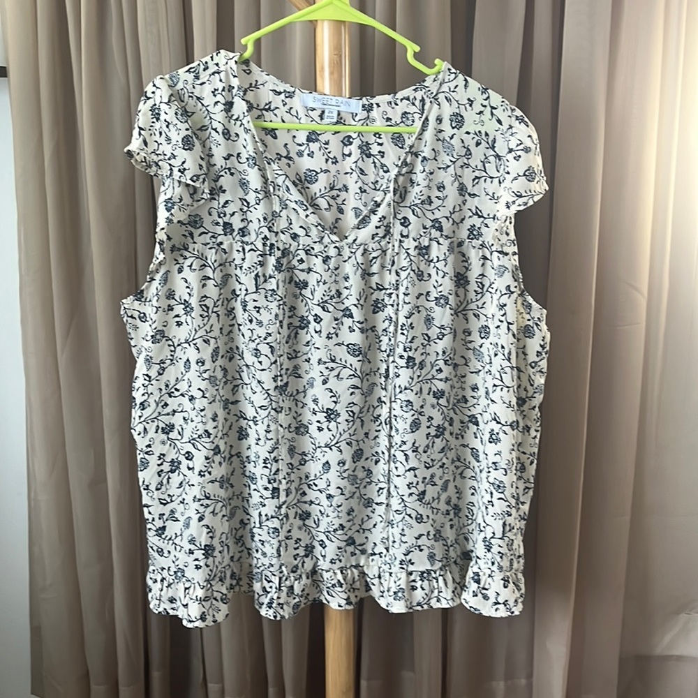 Spring top with ruffle sleeves and bottom. Cream and navy. Size 2X $20​